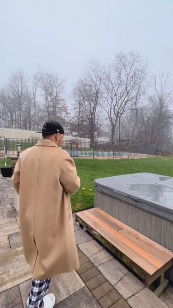 Di luar rumah terdapat jacuzi untuk berendam. Namun karena musim dingin, jacuzi itu pun ditutup.