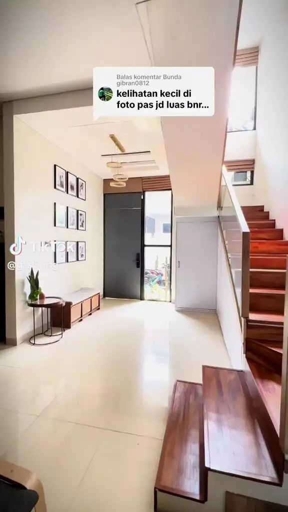 Rumah itu didesain super mewah dan modern. Penataan di dalamnya pun instagramble abis!