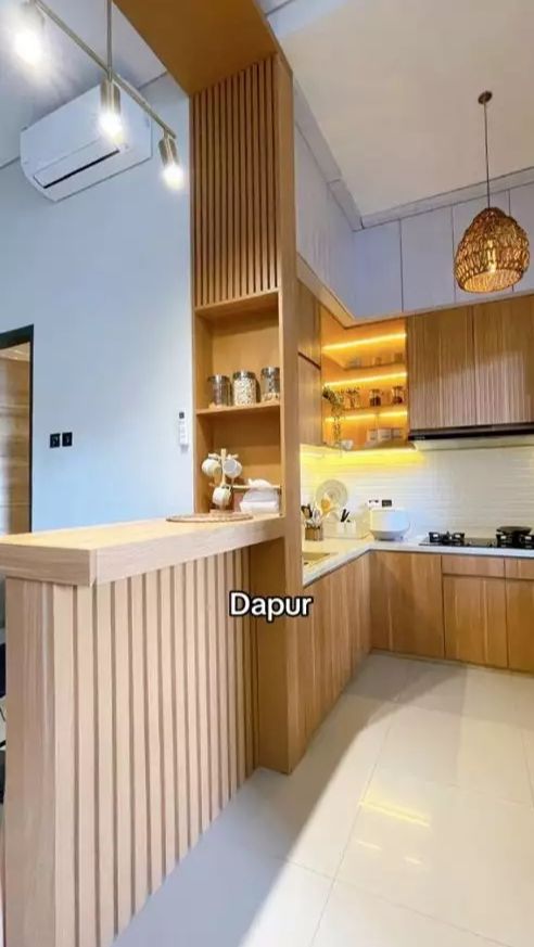 Rumah mewah itu dilengkapi dapur yang super modern dan berkelas. Kitchen set berwarna keemasan membuat dapur tersebut semakin mewah.