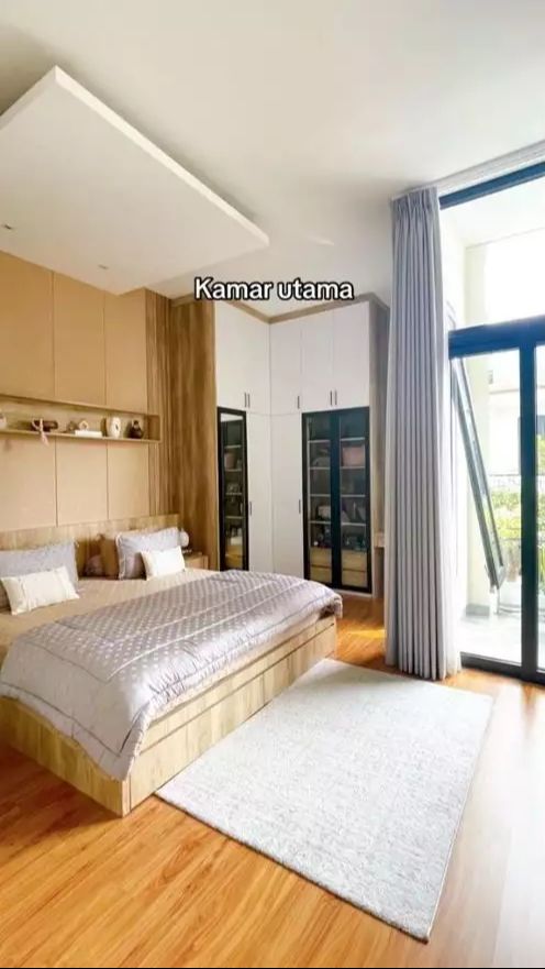 Kamar utamanya pun begitu luas dan mewah bak hotel bintang lima. Di dalamnya juga terdapat walk in closet untuk menyimpan barang.