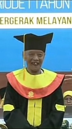 Ini Sosok Mbah Moen, Raih Sarjana Administrasi Negara Di Usia 84 Tahun ...