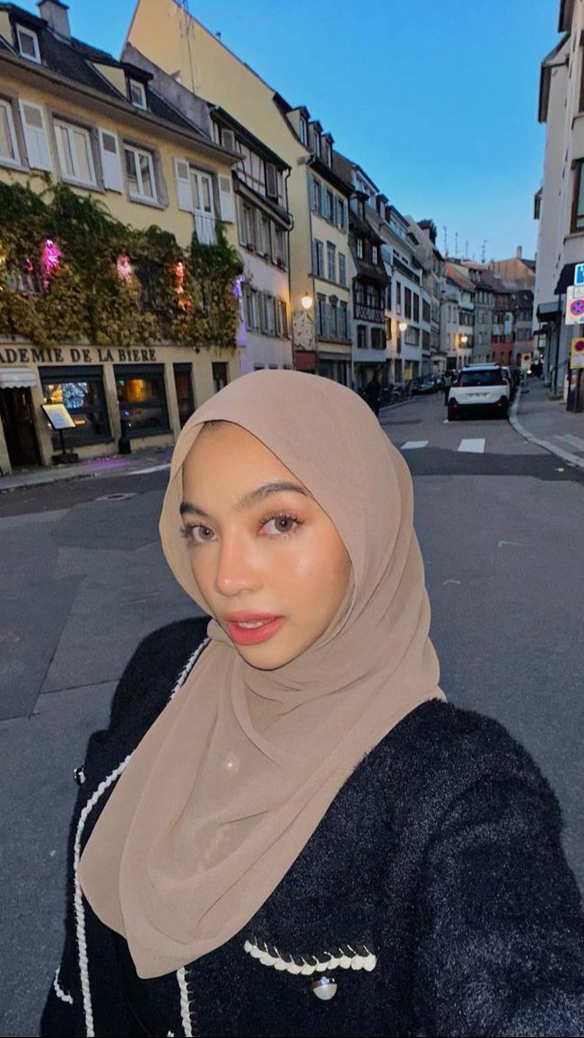 Oklin Fia dikenal sebagai selebgram yang kerap pamer bodygoals meskipun memakai hijab.