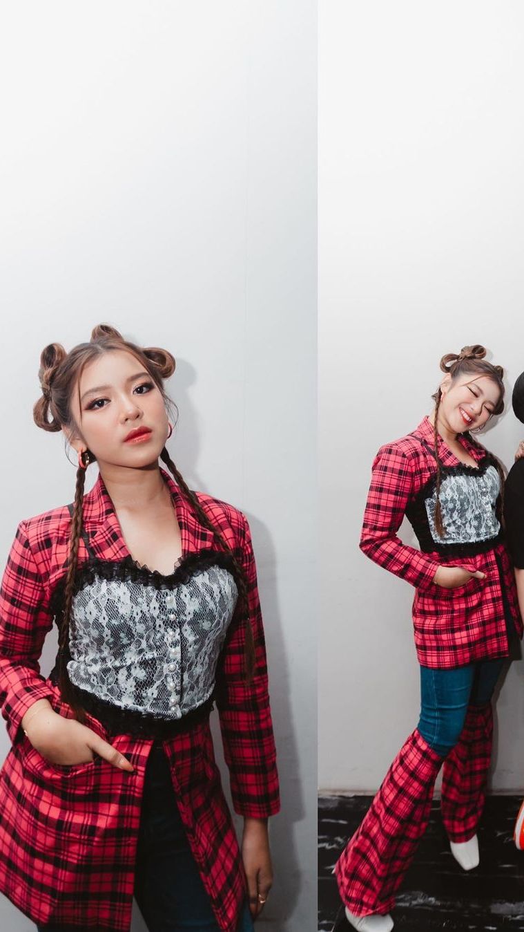 Tiara juga pernah dikritik dengan busananya yang satu ini. Ia memadukan kemeja dengan luaran berbetnuk kemben. Sepatunya pun dibuat senada.