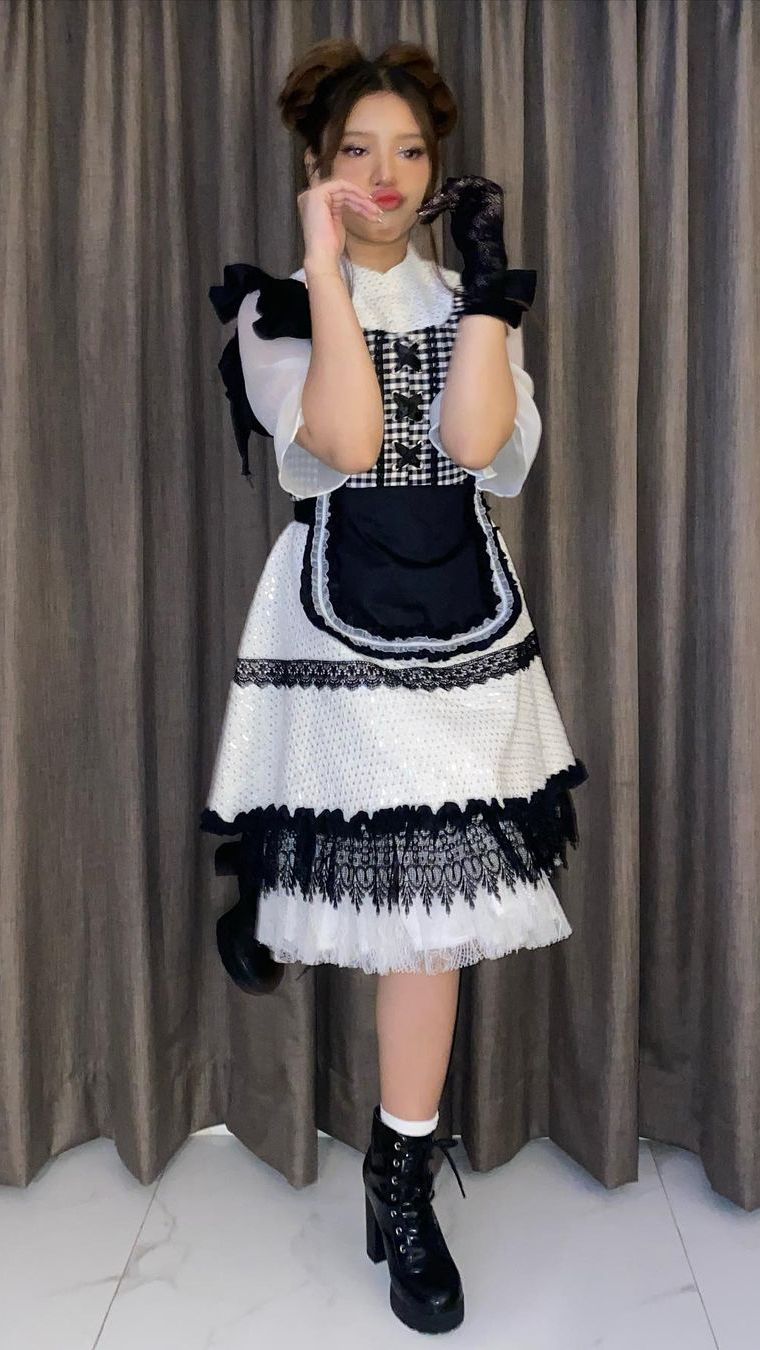 Penampilannya yang mirip nonie Belanda itu juga disebut kurang cocok untuk manggung Tiara.