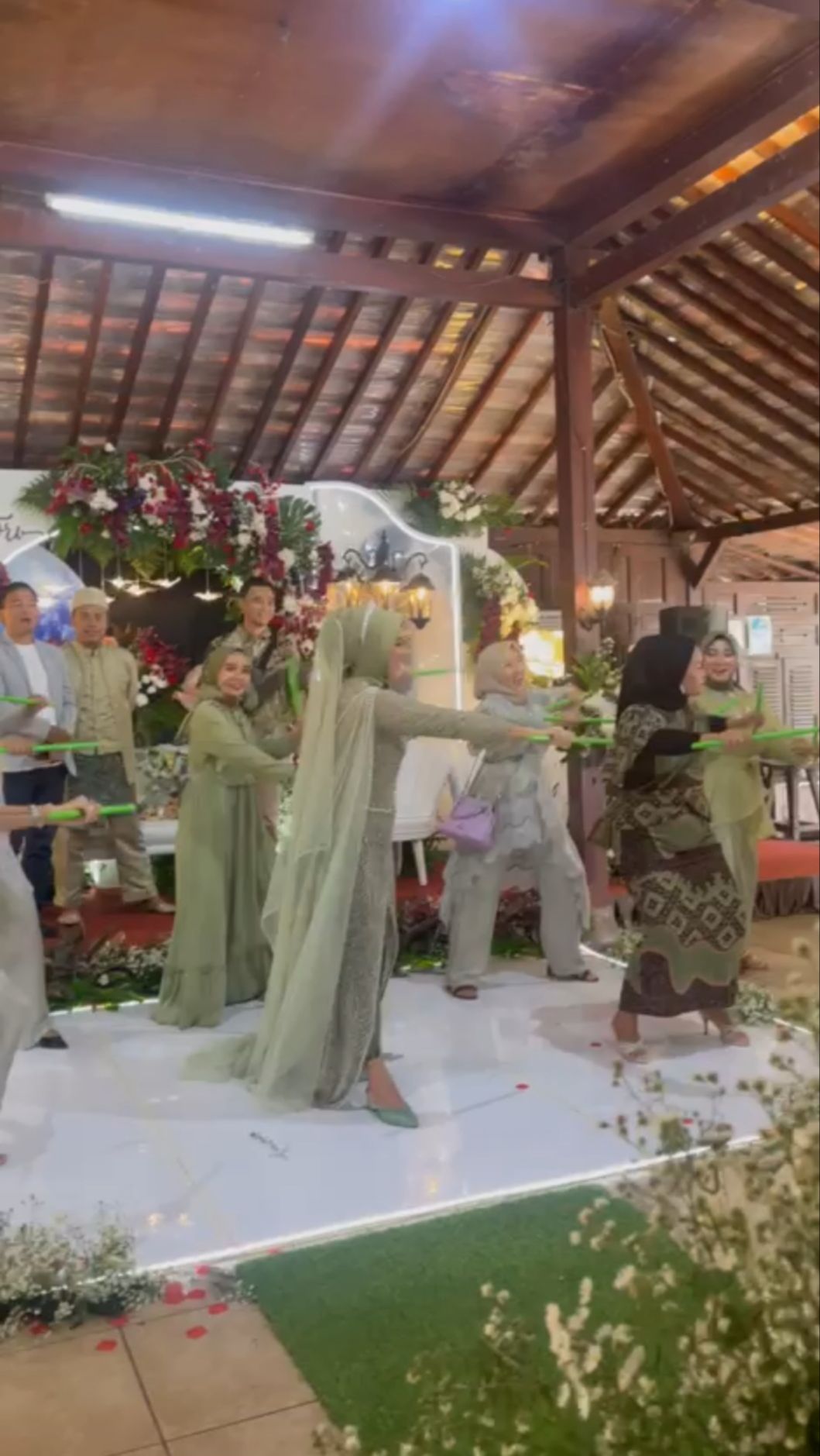 Ada-Ada Aja! Pengantin Wanita Ini Pound Fit Pakai Kebaya di Resepsi Pernikahannya