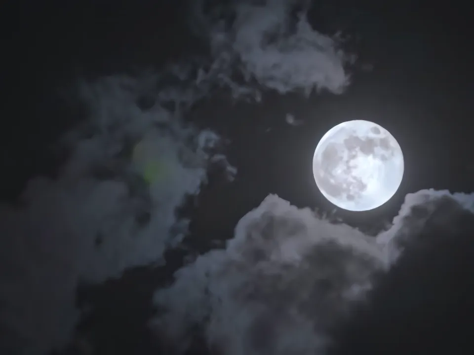 Bulan Tidak Nyata