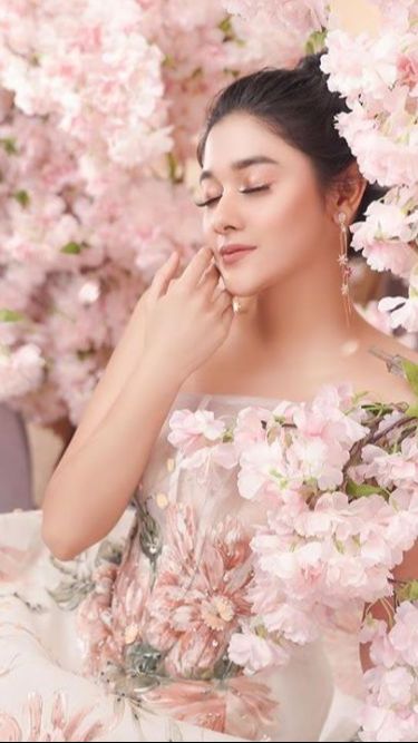 Naysila Mirdad terlihat begitu cantik dan anggun di antara ribuan bunga sakura yang mekar.