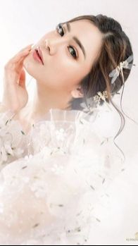Felicya Angelista juga tampak memesona saat pemotretan serba putih. Rambutnya yang indah berhiaskan capung.