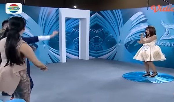 Bergoyang bersama para juri