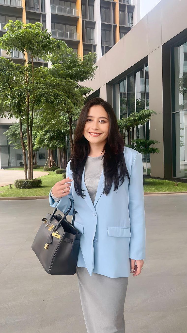 Prilly kini menjadi salah stau artis besar di Indonesia. Ia sangat terkenal dengan berbagai karya dan aktingnya.
