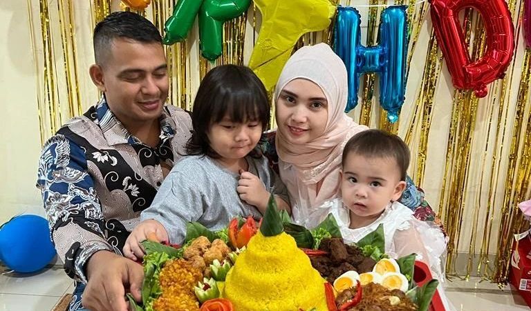 8 Potret Keluarga Aktor Zaky Zimah Dan Istri Yang Beda Usia 19 Tahun