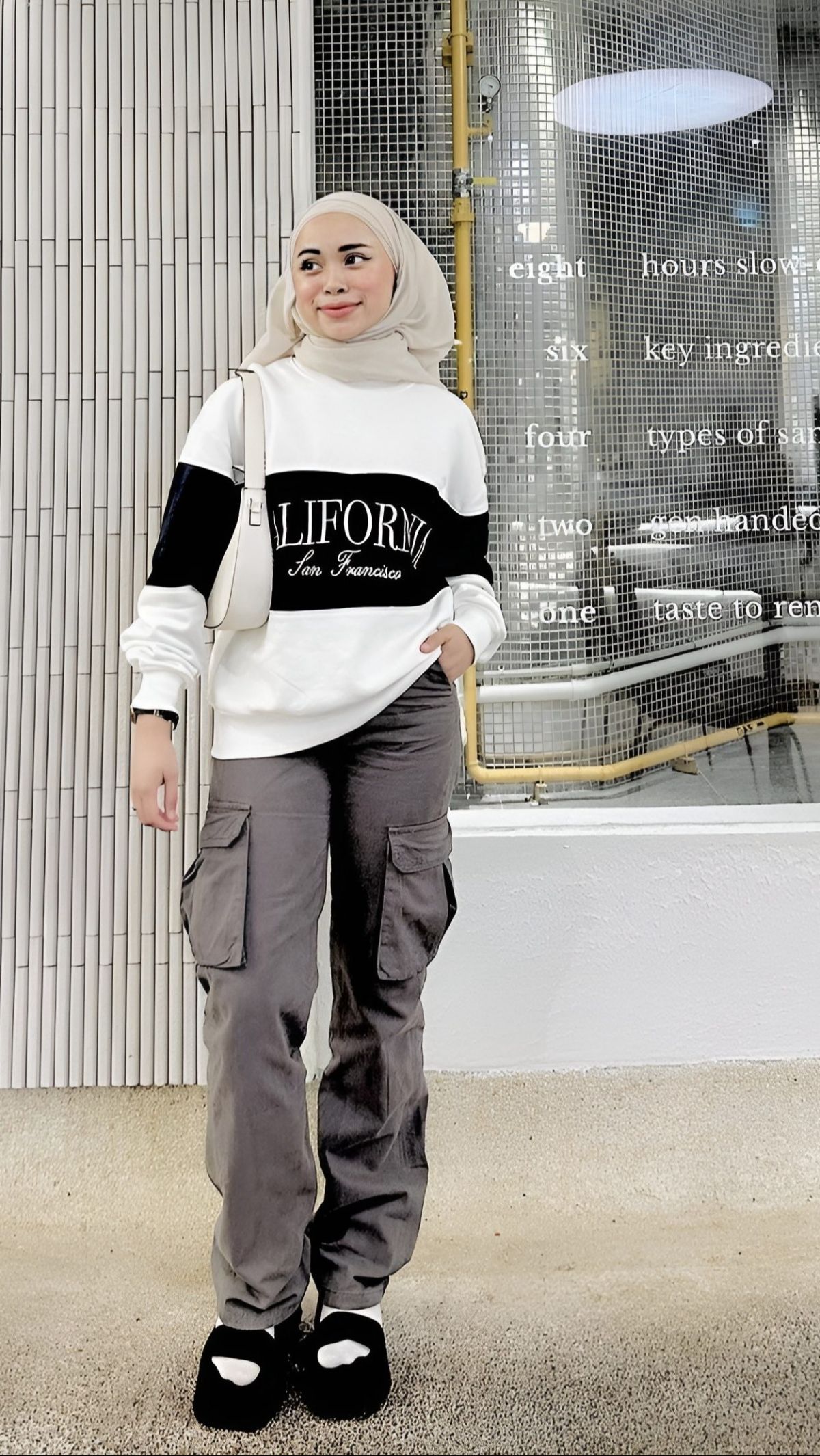 Mix and Match Celana Cargo dan Sweater, Cocok untuk Musim Hujan