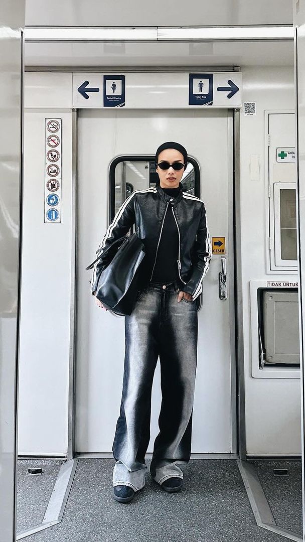 Traveling With Statement Outfit, Pilih Flare Jeans dan Jaket Kulit