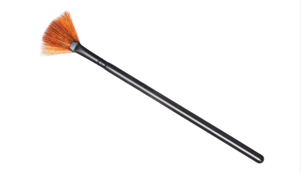 2. Gunakan Mini Fan Brush