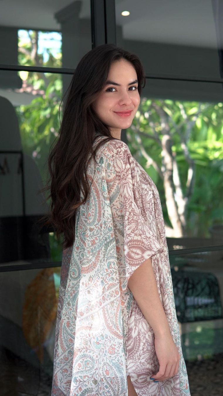 Meskipun seorang bule, namun penampilan Steffi selalu tertutup dan cantik banget.