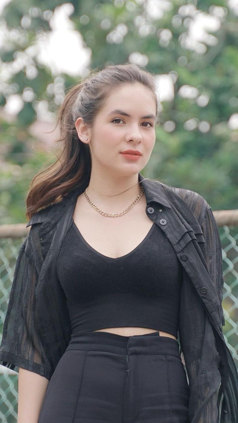 Pakai baju model crop top begini membuat Steffi semakin cantik dan terlihat bodygoals.