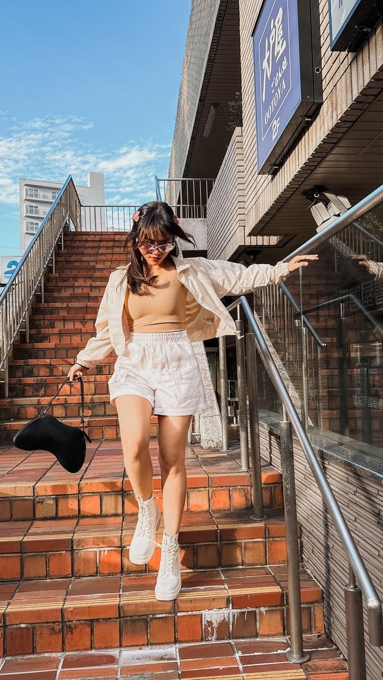 Gaya outfitnya yang kece ini membuat Fuji kerap menjadi trendsetter dalam berbusana.