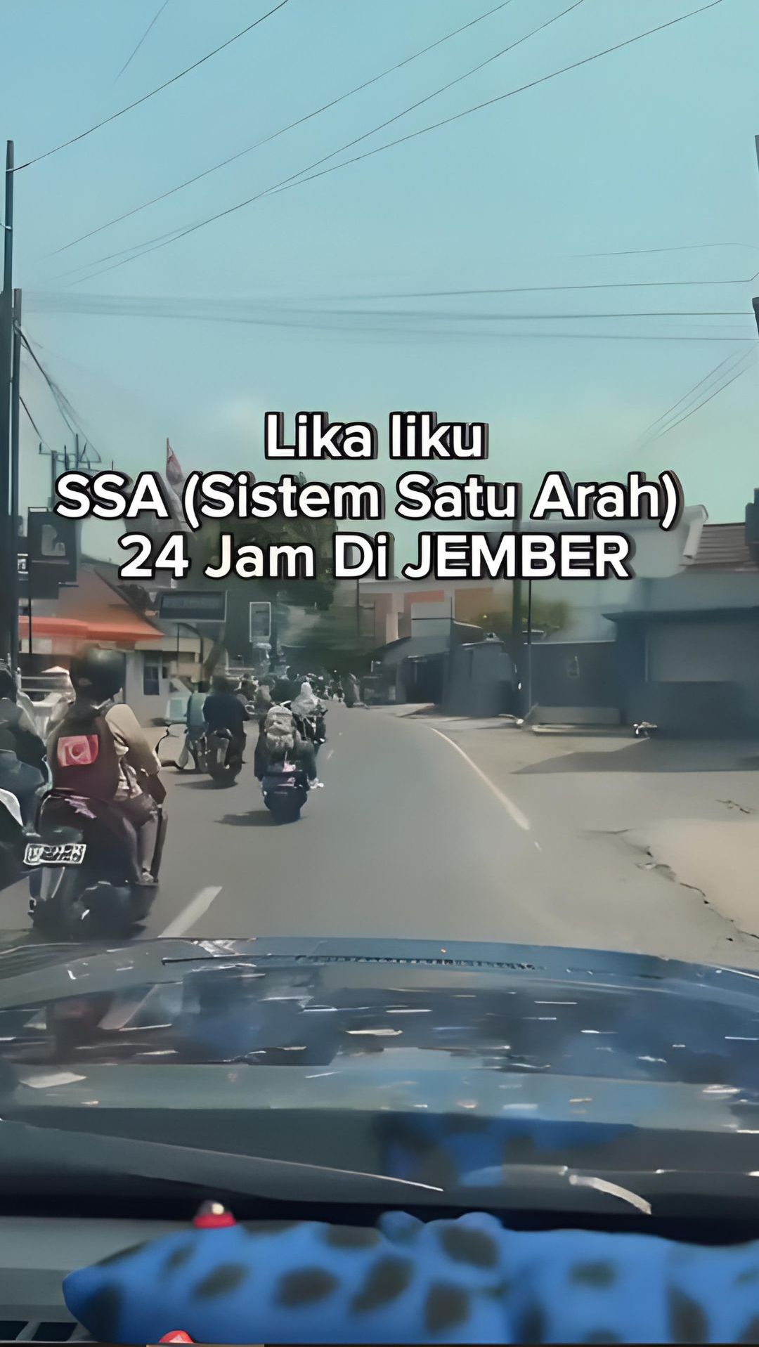 Pemobil Coba Adang Pemotor yang Lawan Arah Tapi Malah Kena Tampol, Posisi Benar Tetap Saja Apes