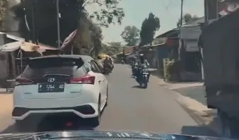 Gara-gara aksiniya ini para pemotor yang bandel emosi semua. Bahkan salah satunya ada yang memukul spion mobilnya.