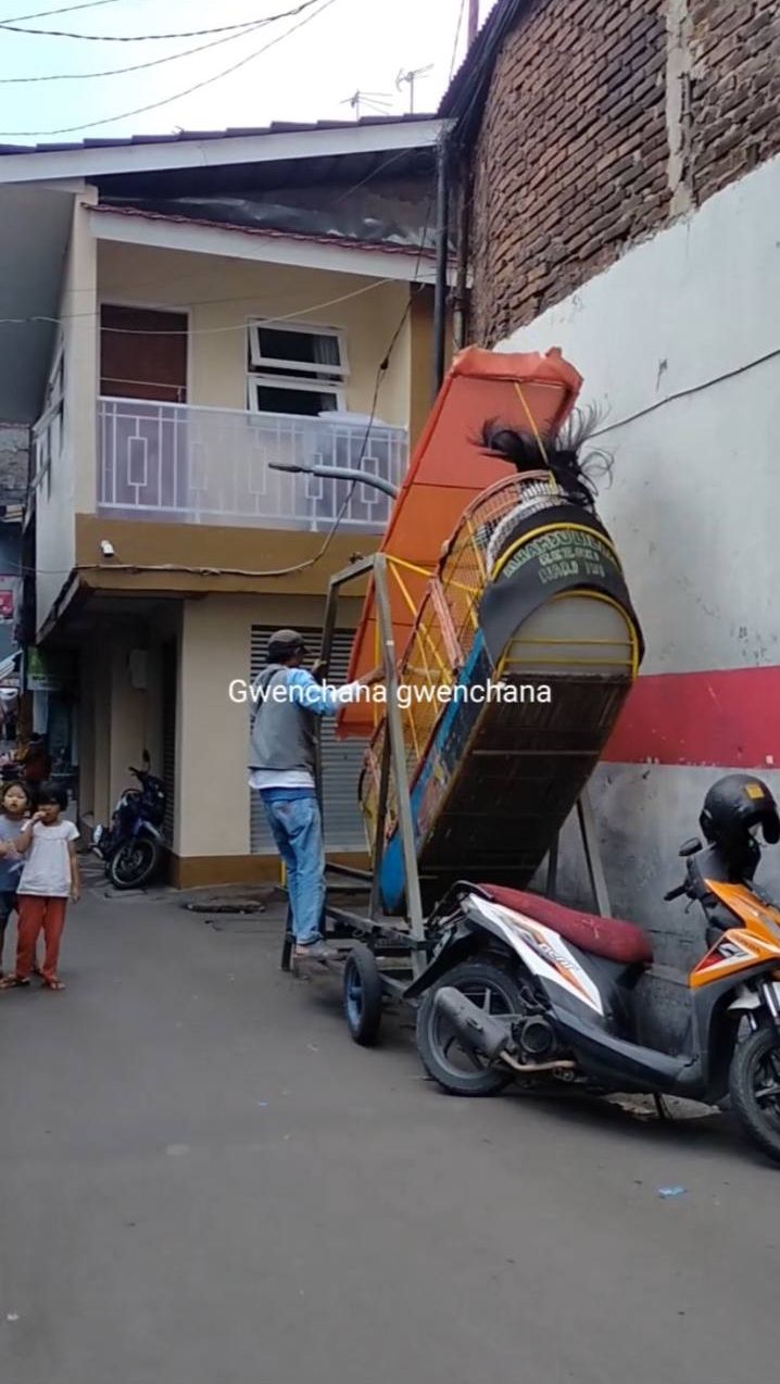 Kora-Kora Keliling Kampung Versi Low Budget, Melihatnya Bikin Deg-degan