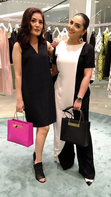 Nindy dan Ashanty juga sering menghadiri acara fesyen. Keduanya terlihat kompak mengenakan busana hitam putih.