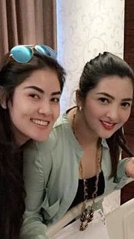 Nindy dan Ashanty kompak saat menjenguk teman mereka yang dirawat di rumah sakit.