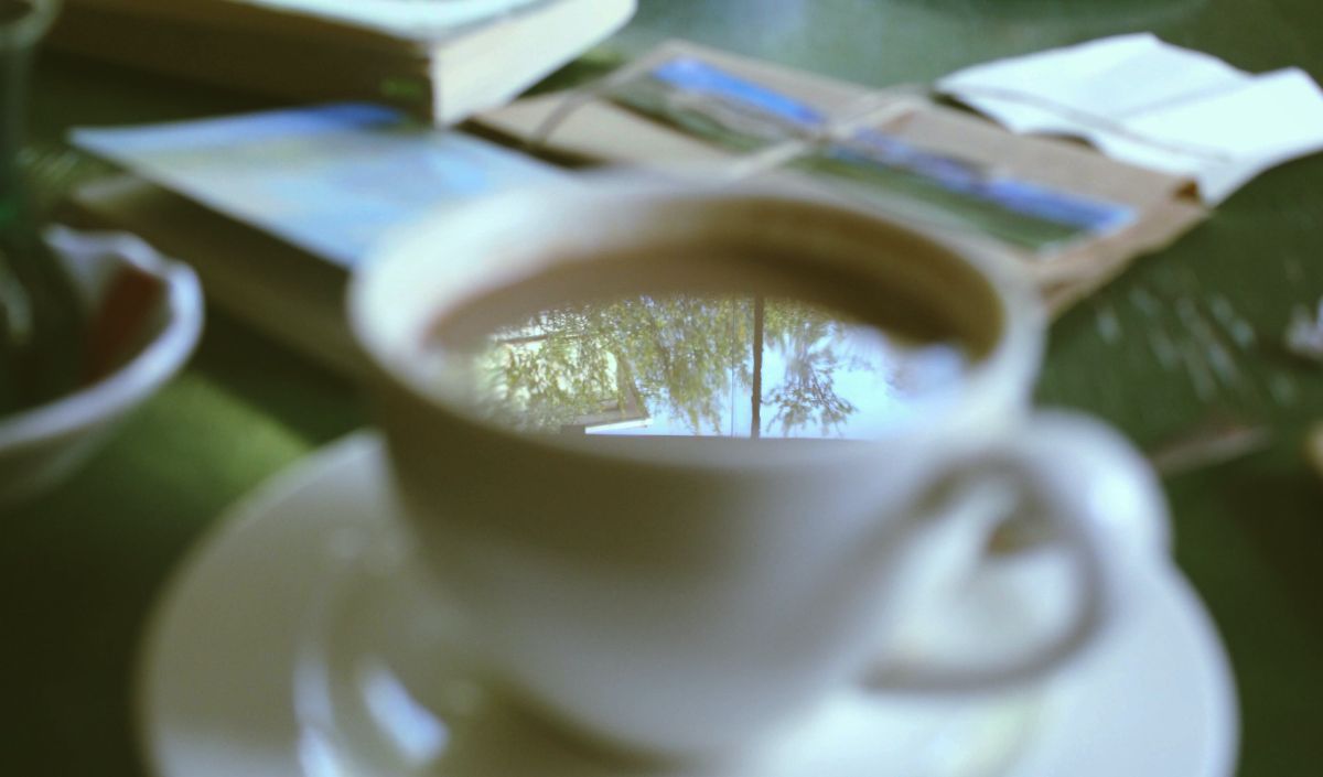 5. Minum Teh atau Kopi