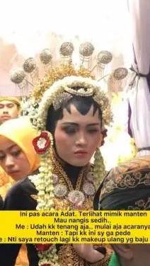 Pengantin tampak menahan tangis selama acara menggunakan kebaya pengantin Jawa.