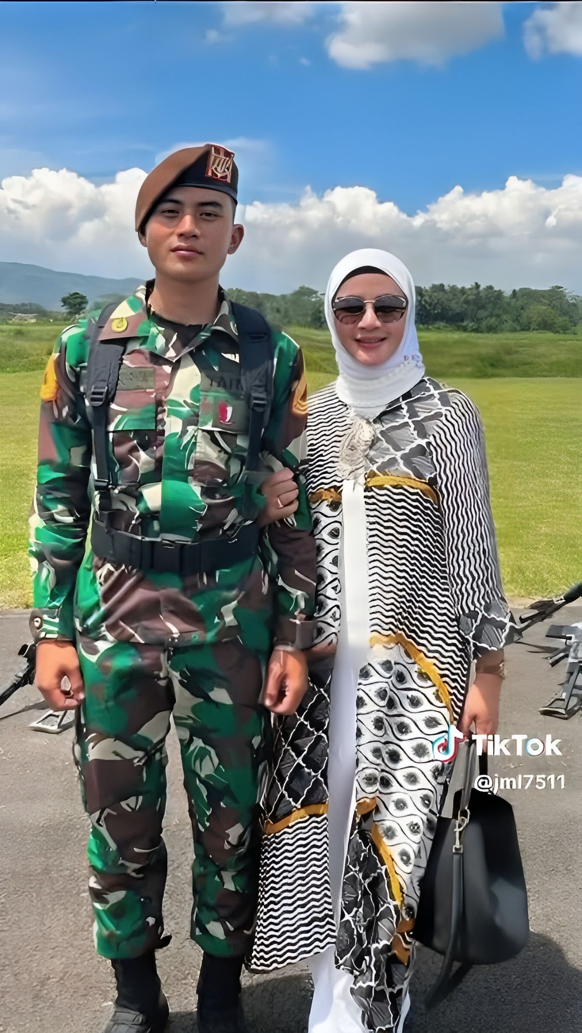 Susahnya Punya Ibu Terlalu Cantik dan Awet Muda, Pria Ini Foto Bareng Orangtuanya Malah Dikira Pacar