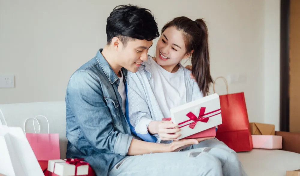 5. Receiving Gifts (Penerimaan Hadiah)
