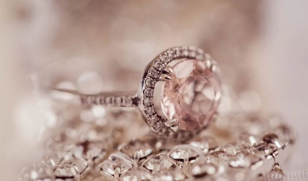 Cincin Tunangan Berlian Pertama