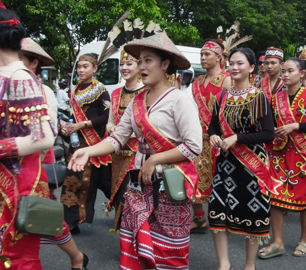 Pesona Wanita Dayak Berbalut Busana Adat