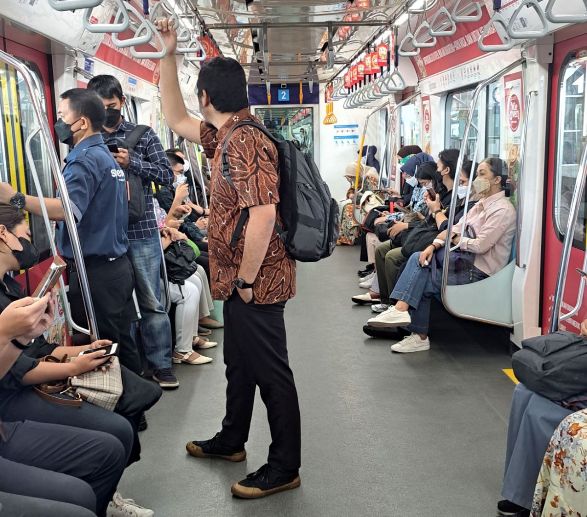 Ini Alasan Penumpang MRT Dan TransJakarta Tetap Pakai Masker