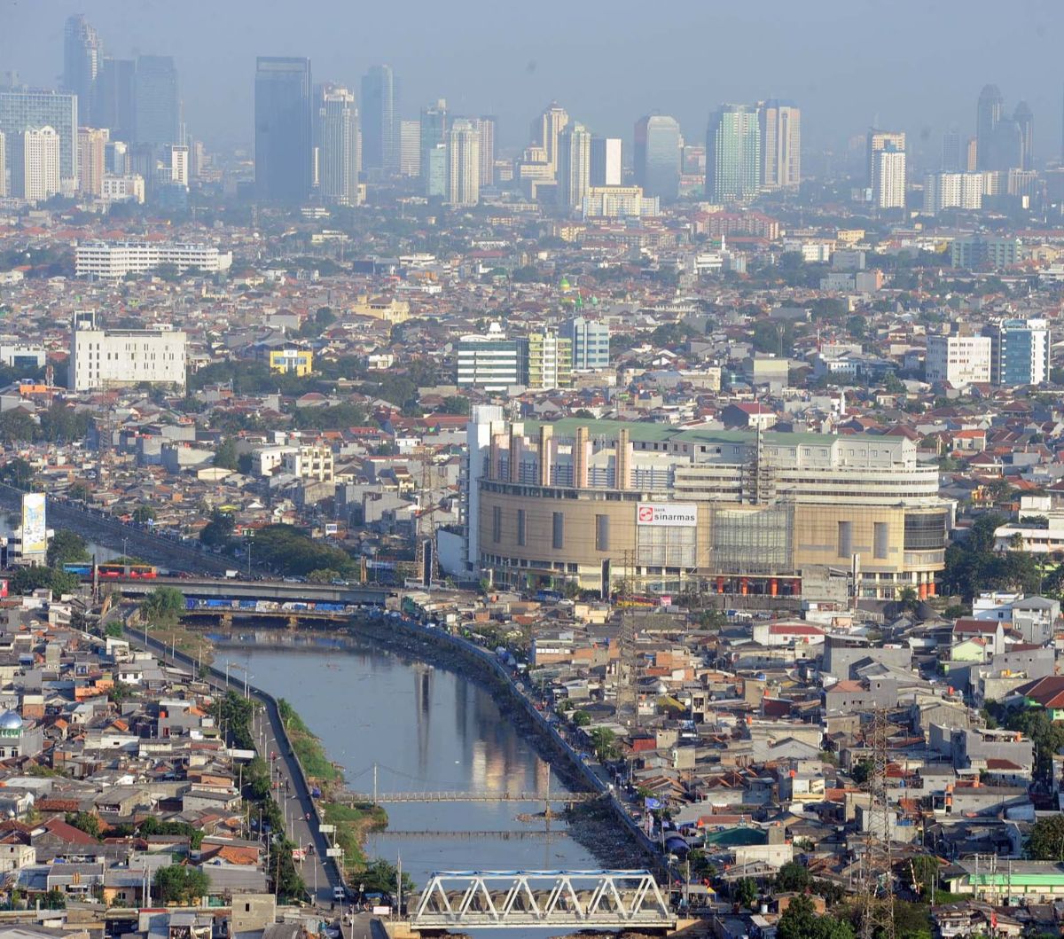 Pada dasarnya alasan sejumlah warga memilih  mempertahankan KTP Jakarta karena urusan sekolah. Mereka berpikir memiliki KTP Jakarta memudahkan anak-anak mereka mendapat sekolah terbaik.