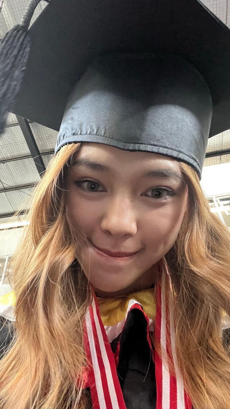 Potret Perayaan Wisuda Anneth Delliecia Cantik Memesona