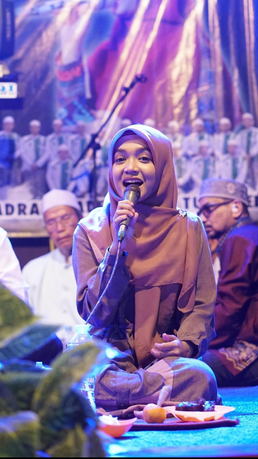 Ning Umi Laila saat berceramah Dia selalu mengajak para jemaahnya bersholawat.