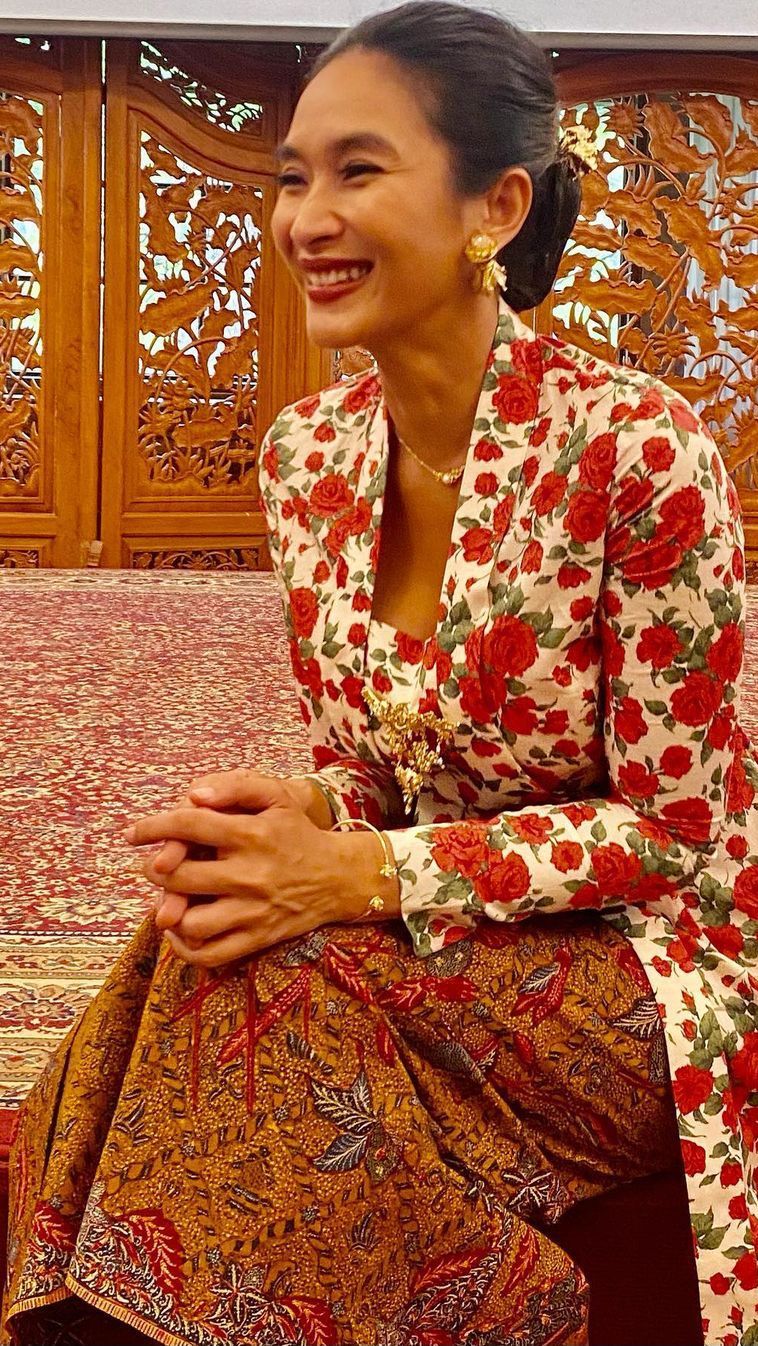 Tampil Bak Kartini Intip Potret Happy Salma Dengan Berbagai Model Kebaya