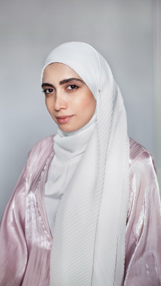 Berikut cara MUA dengan Instagram @nayah_mua memperbaiki riasan pengantin: