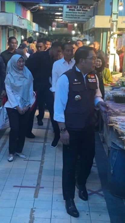 Momen Jokowi Dan Ridwan Kamil Blusukan Di Pasar Cihapit Bandung