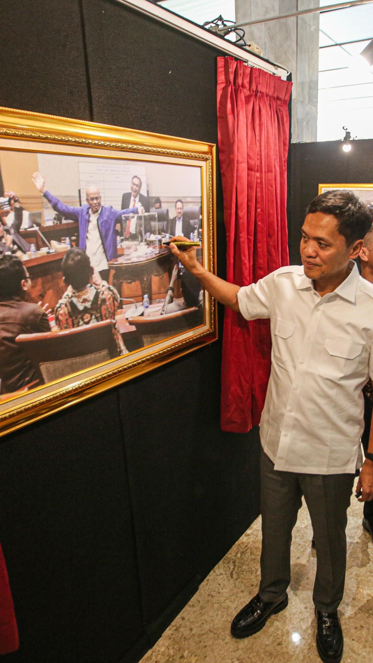 Salah satu yang menarik perhatiannya adalah foto ini. Di dalam foto itu terlihat ada Politisi Gerindra, Desmond Mahesa yang belum lama meninggal  dunia karena sakit.