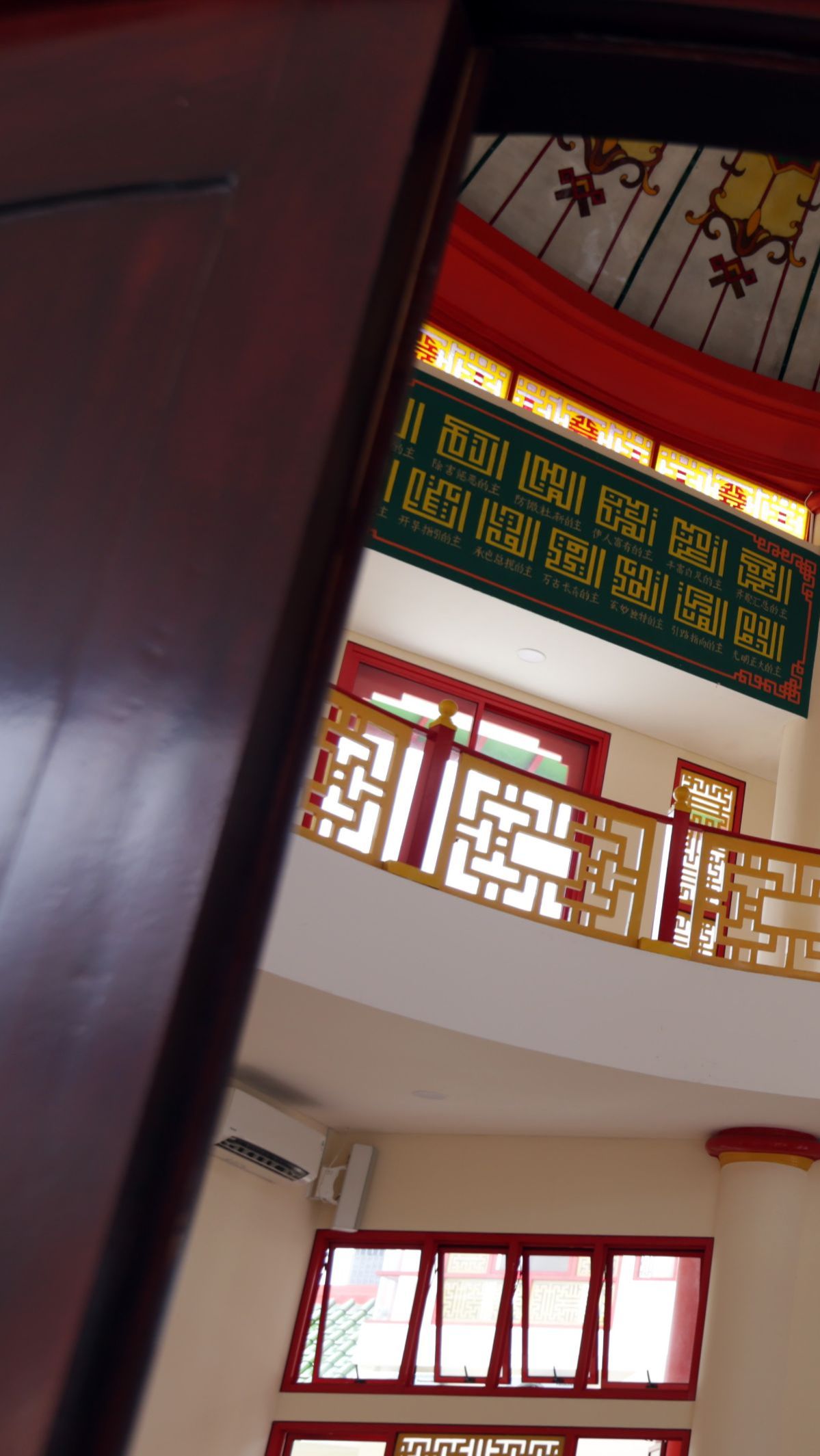 Masjid tersebut terdiri dari dua lantai dan tiga bagian.