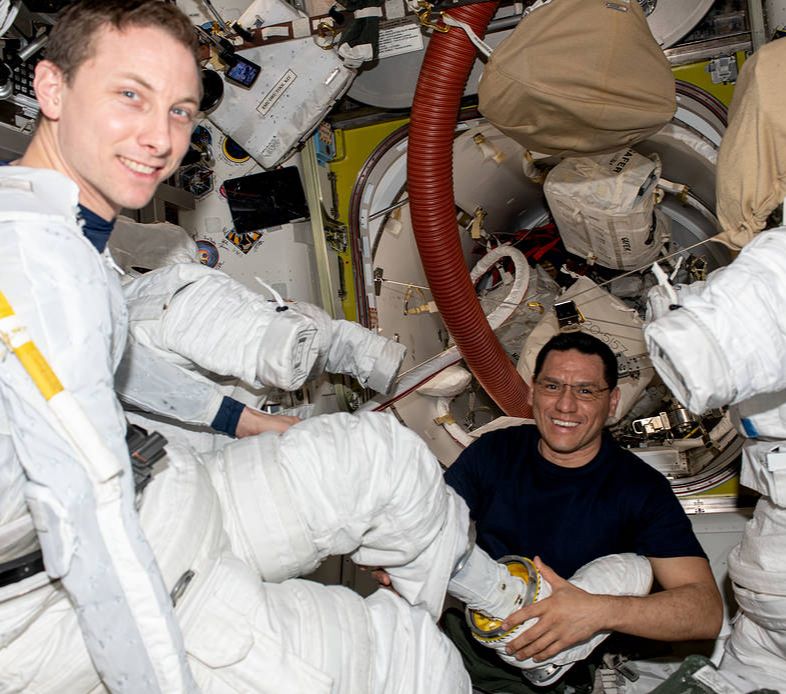 Ternyata tak hanya itu, astronot juga seringnya terkena ruam pada kulitnya atau terserang virus saat berada di stasiun luar angkasa. Hal ini yang kemudian mencoba dianalisis oleh para ilmuwan.