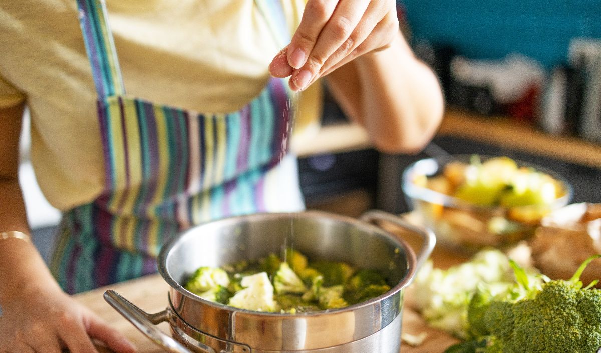 Tambahkan Garam atau Minyak Sayur ke dalam Air Rebusan