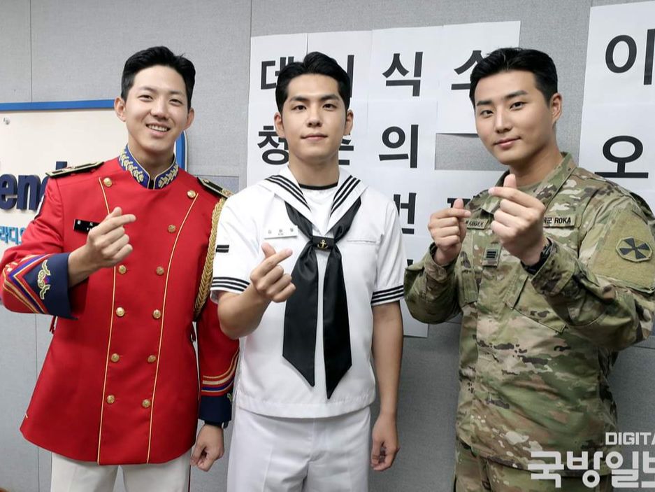 10 Pesona Idol Korea Pakai Seragam Militer, Bikin Fans Ingin Disapa 