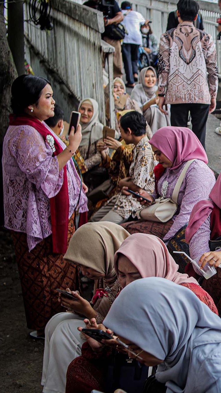 Selain itu, pengantin bersama para keluarga dan tamu undangan pun berhamburan keluar gedung.