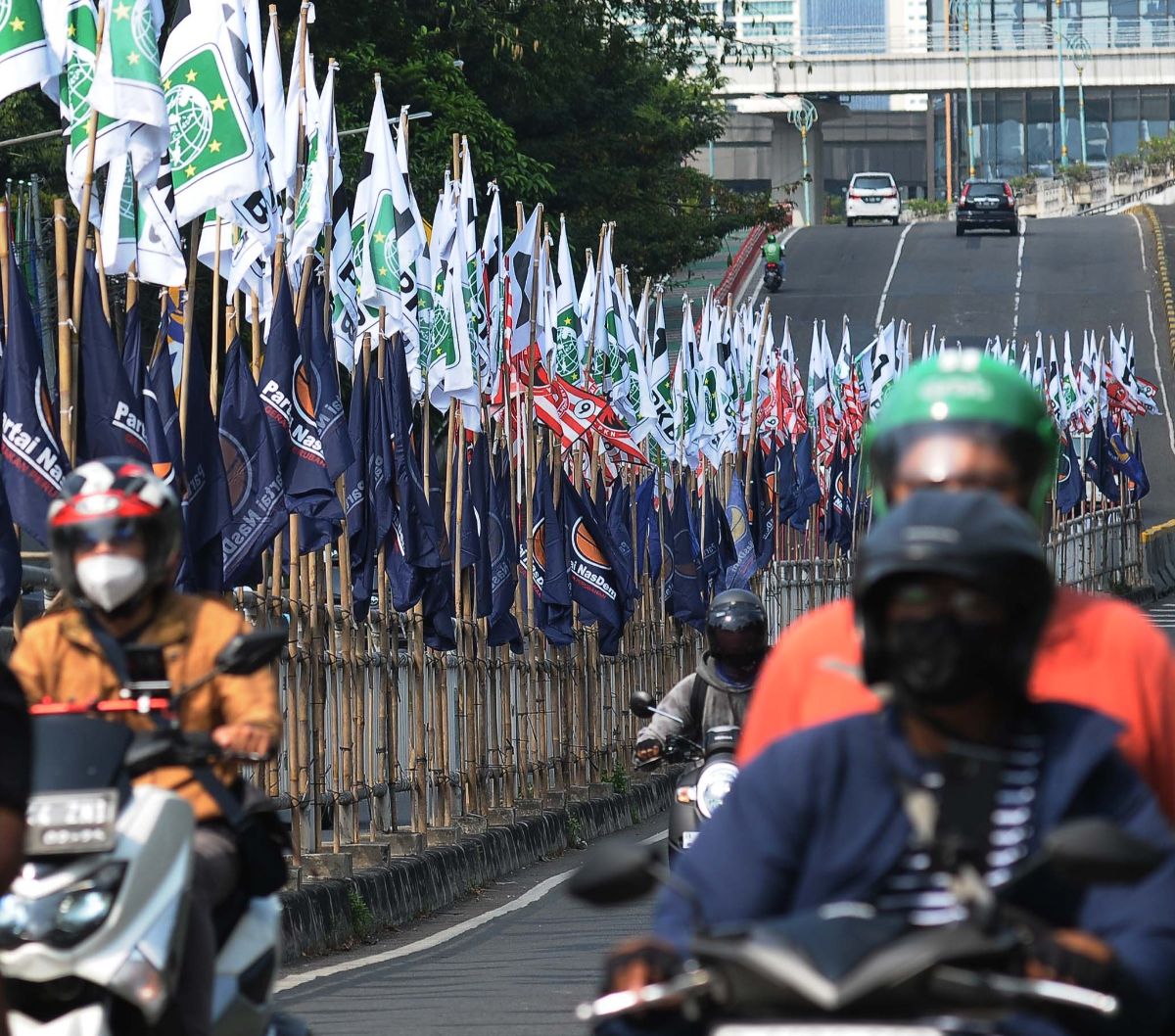 Foto Potret Bendera Parpol Sudah Bertebaran Meski Belum Masuk Masa Kampanye Pemilu 2024 1018