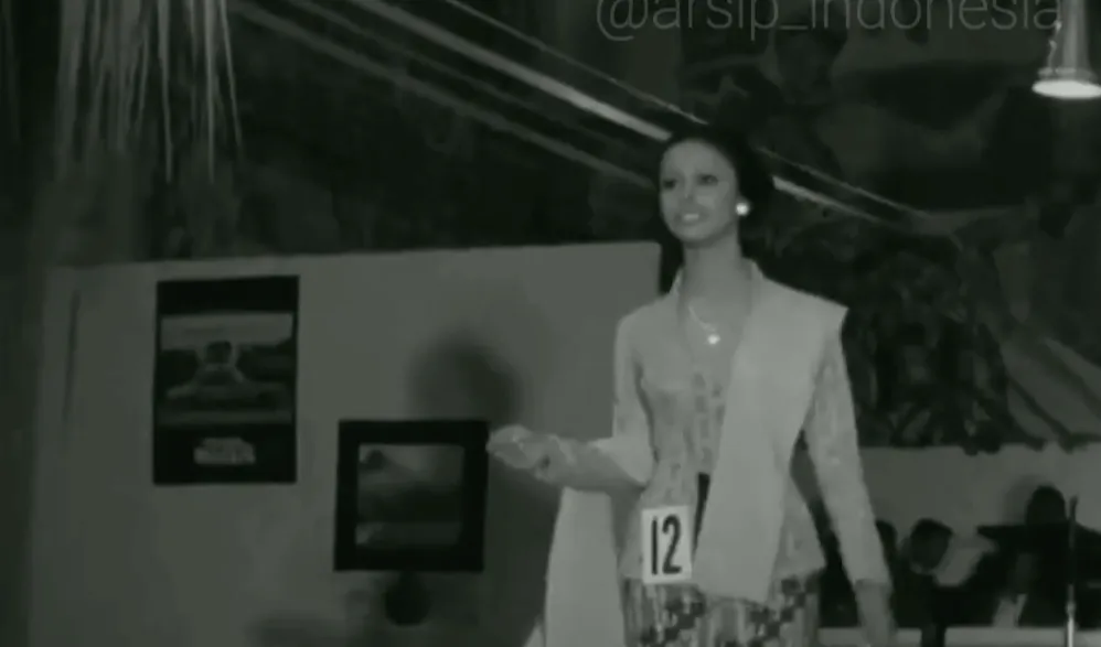 Pada kompetisi Miss Indonesia tersebut, istri Soeharto, Ibu Tien juga turut hadir dan memberikan mahkota sekaligus selempang kepada pemenang.