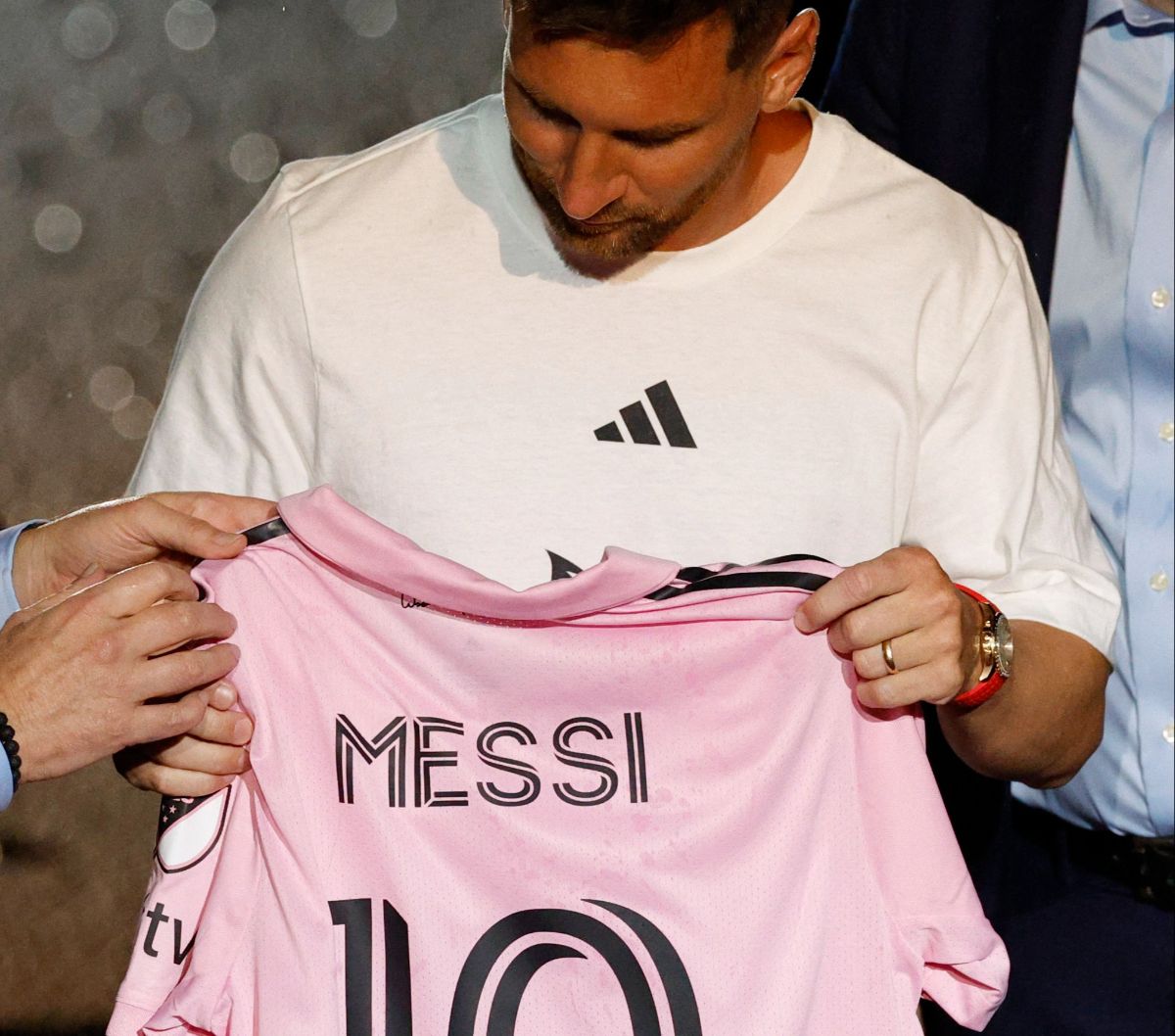 Klub sepak bola asal Florida, Inter Miami akhirnya resmi merilis momen perkenalan Lionel Messi di Stadion DRV PNK, Fort Lauderdale, Florida, Amerika Serikat.

Momen perkenalan tersebut berlangsung meriah karena dihadiri puluhan ribu fans dan secara simbolis Messi menerima jersey barunya tersebut dengan nomor punggung 10.