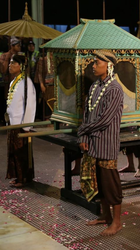 Kirab Malam 1 Suro Di Mangkunegaran Dan Keraton Surakarta Beda Hari ...