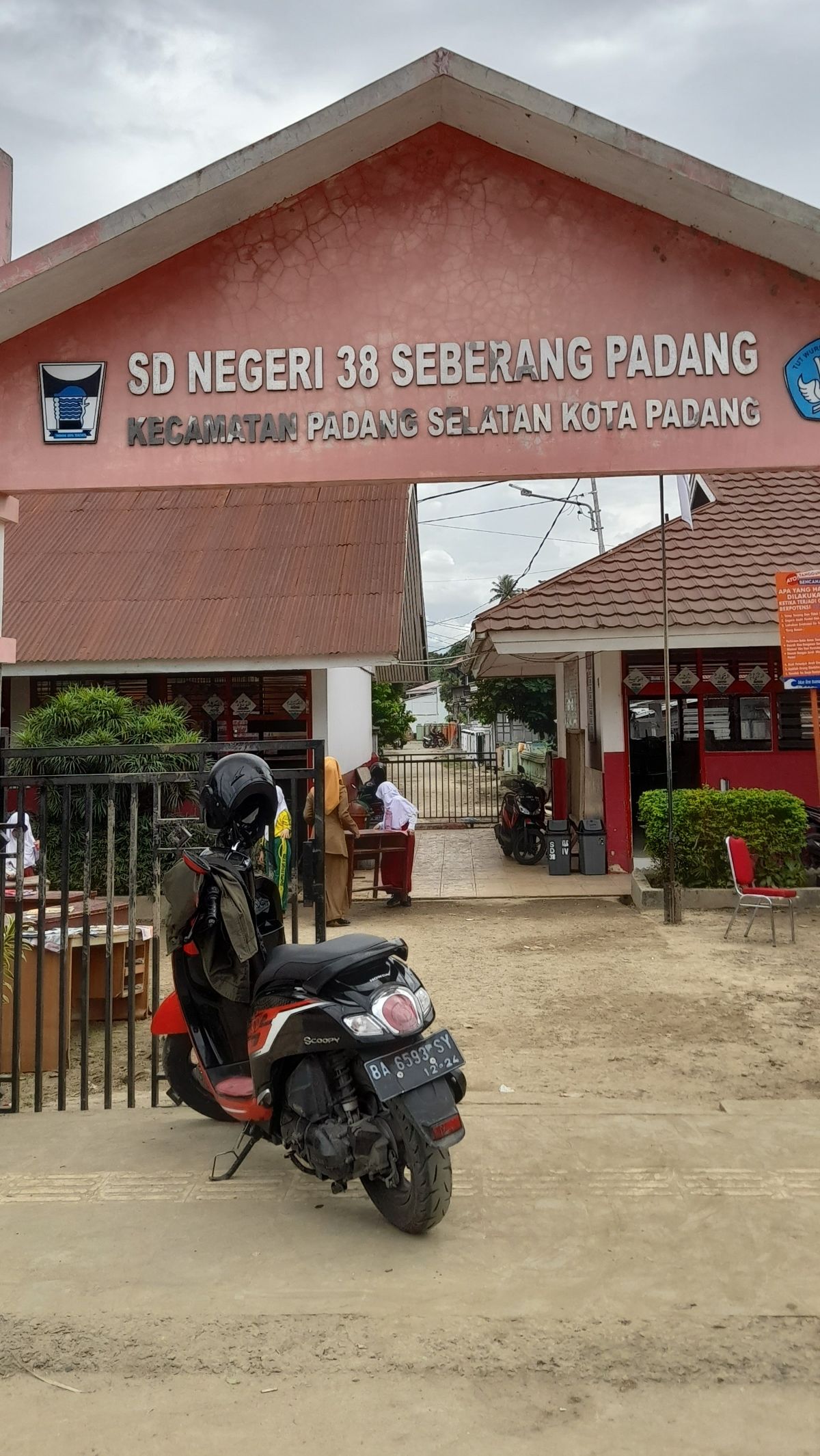 Momen Siswa Dan Guru SD Di Padang Berjibaku Jemur Buku Pascabanjir